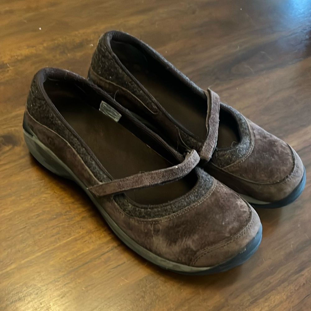 Merrel Women’s size 9 Brown flats